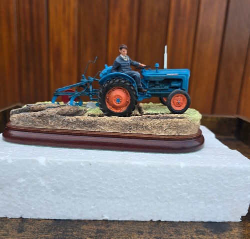 Border fine arts tractor - border,